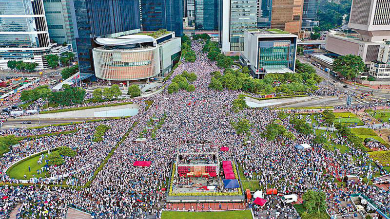 16.5万人冒雨撑警 护法治反暴力保安宁