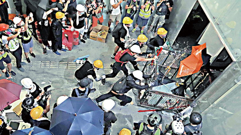 暴徒强闯立法会 香港警队凌晨平乱