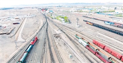 郑州“钢铁驼队”纵横驰骋 从新疆阿拉山口走出国门