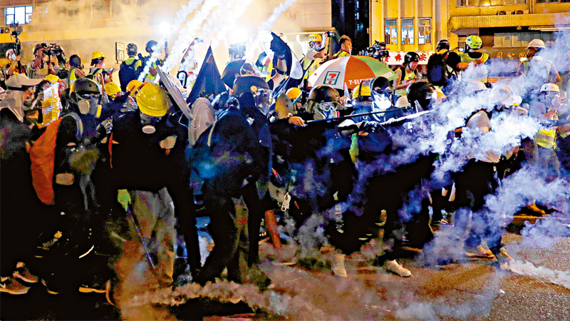 暴徒围堵中联办玷污国徽破坏设施 各界强烈谴责暴徒公然辱国