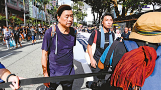 暴徒乱港｜赴美卖港后再乱港 黎智英指挥游行