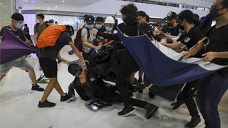 暴徒父母痛心落泪：子女被人利用