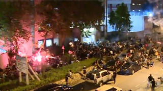 暴徒乱港｜暴徒天水围警署外射烟花伤五人