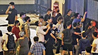 暴徒围攻深水埗警署叫嚣放犯