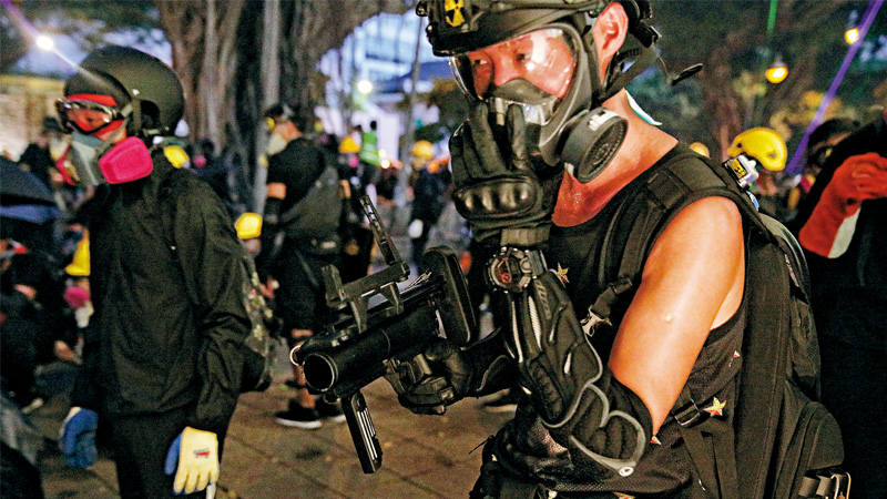 暴徒榴弹枪上阵汽油弹伤警 港警果断出击逮捕