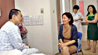 卢新宁看望付国豪 表示崇高敬意