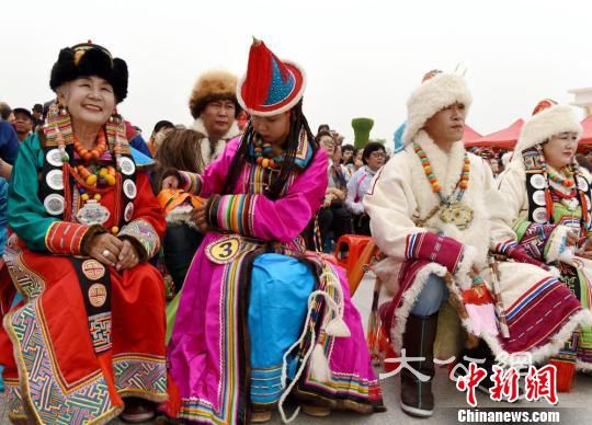 甘肅肅北縣蒙古族服飾走秀展示多彩民族文化魅力