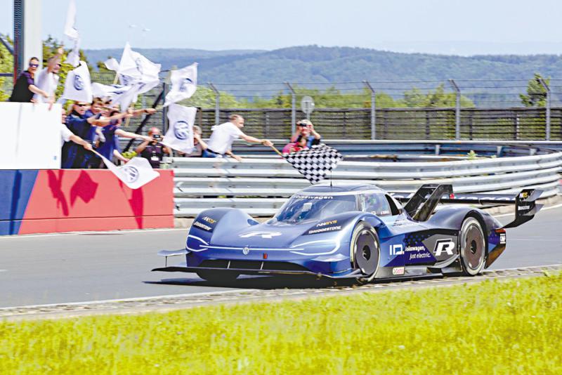 ﻿“大众”电跑挑战湖南天门山