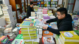 袁隆平屠呦呦进课本 弘扬赞颂时代楷模