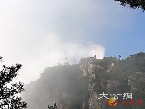 ■雲霧籠罩下的五老峰一隅。 作者提供