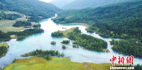 秋日新疆喀納斯景區美景如畫迎客來