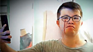 小学老师唱国歌 惨遭暴徒打爆脸