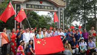 香港市民挥国旗唱国歌缅怀抗日英烈