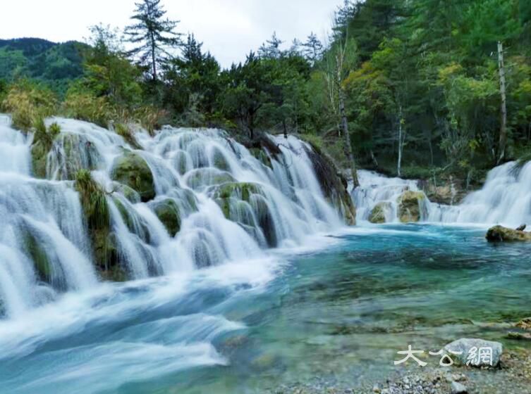 震後規模擴大的雙龍海瀑布奔騰不息