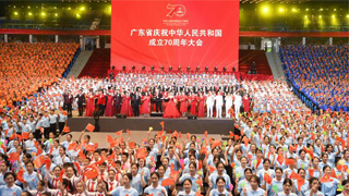 广东7000人合唱 共庆祖国华诞