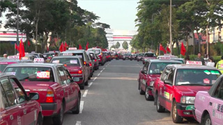 2000的士挂五星红旗 巡遊全港贺国庆