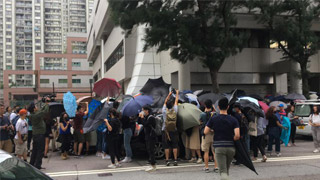 《禁蒙面法》首控 伞阵阻拍两被告