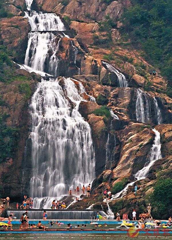 ■廣州市花都區芙蓉嶂的山泉水很受遊客歡迎。