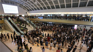 泛暴派区议员施压 屋苑拒警入内