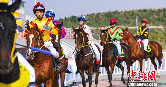 比賽騎手一一登場亮相。 姚謙 攝 比賽騎手一一登場亮相。 姚謙 攝