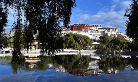 布達拉宮秋景美