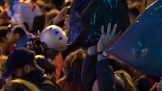 西班牙警方驱散示威者 已有数百人被捕