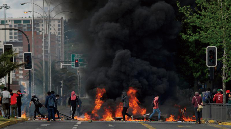 智利暴乱酿11死 军方延长宵禁