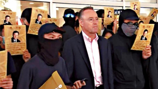 港大生蒙面“挟持”副校 逼张翔现身