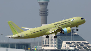 ﻿C919第五架试航飞机首度起降