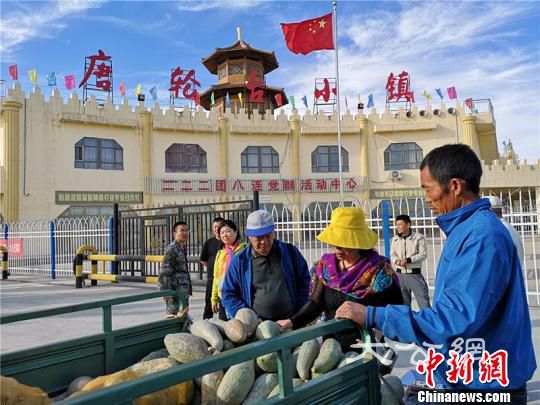 職工到景區售賣農產品。 安媛傑 攝 職工到景區售賣農產品。 安媛傑 攝