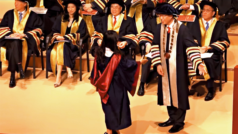 毕业生戴口罩上台 香港理大校长拒握手