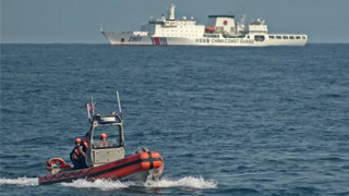 美舰闯黄海 华万吨海警船近距离监视