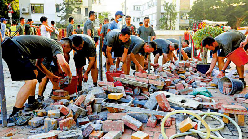 香港市民轰泛暴派与民为敌老屈驻军 竟谴责清障善行