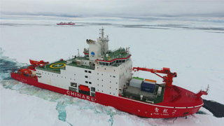 科考“双龙”南极外围破冰前行