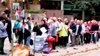 大公报特刊揭纵暴派罪证 市民排长龙争阅