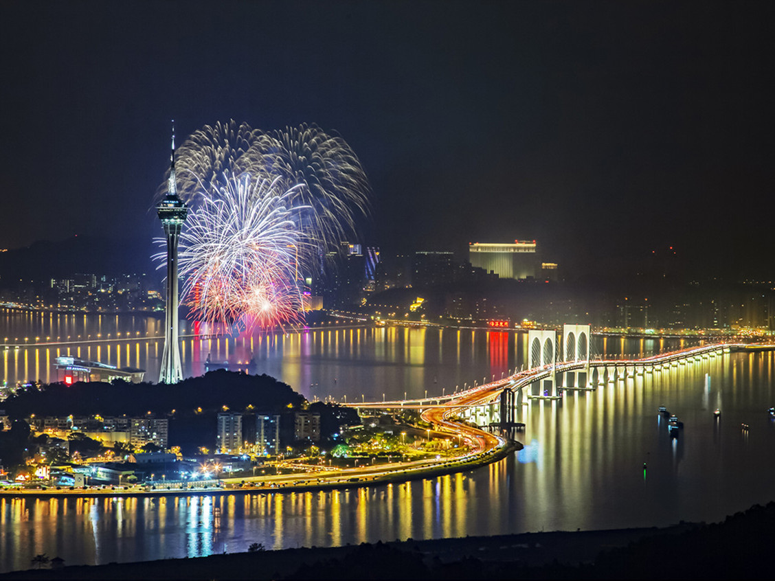 张永林《璀璨濠江》