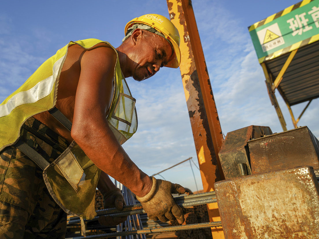 张黔川《滨海湾区的建设者》