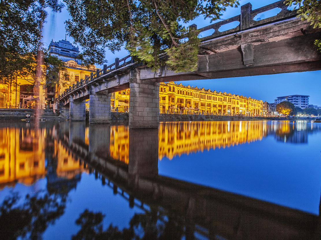 张永林《赤坎古镇夜色》