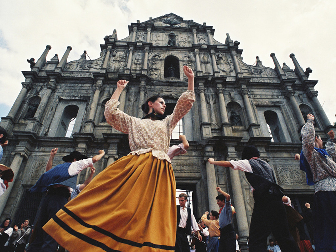 郭敬文《大三巴前的土风舞》