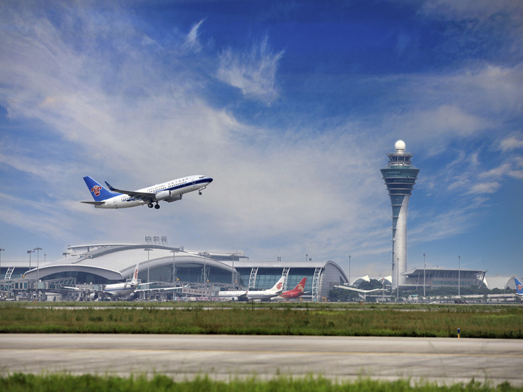 谢佳佳《白云机场振翅翱翔》