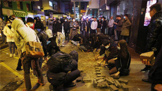 “占旺女村长”暴动罪成 判囚46月