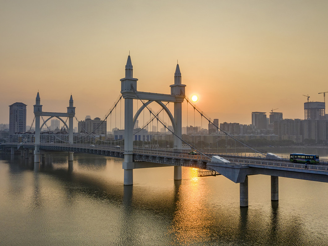 王猛《白石桥日出》
