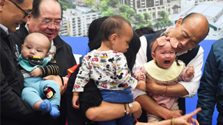 绿媒讽“韩抱哭婴儿” 家长吁勿渲染