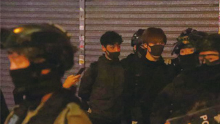 暴徒窜多区搞事 商场被迫关门