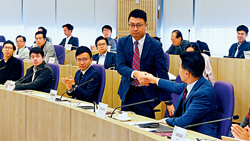 泛暴区议员首开会 大演煽暴骚