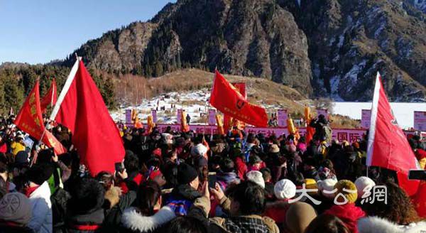 新疆天山天池景區新年首日迎七千餘疆內外遊客登高祈福