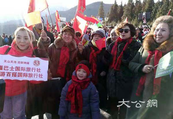 新疆天山天池景區新年首日迎七千餘疆內外遊客登高祈福