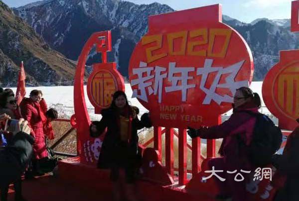 新疆天山天池景區新年首日迎七千餘疆內外遊客登高祈福