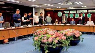 泛暴区议员唱“独歌”违参选声明 建制派离场抗议