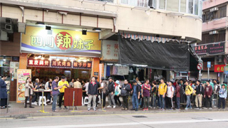 排队帮衬撑警店 市民拒绝黑暴